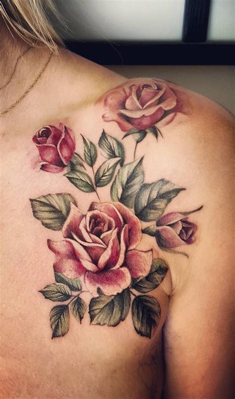 Tatuaje femenino en el hombro